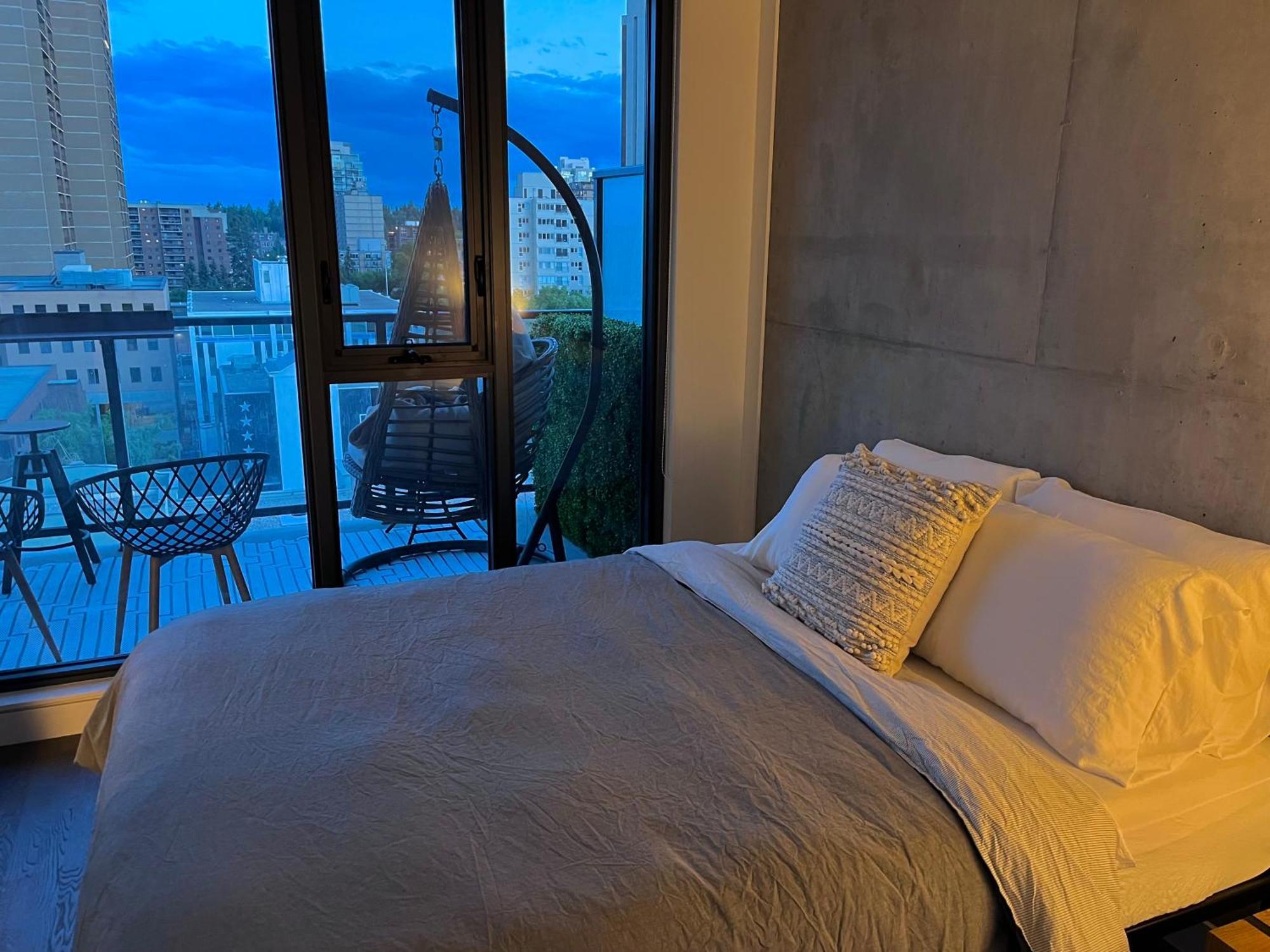 Luxury Dt, 2 Bedroom Deal, Private Balcony, Full Kitchen, Gym - Free Parking Calgary Zewnętrze zdjęcie