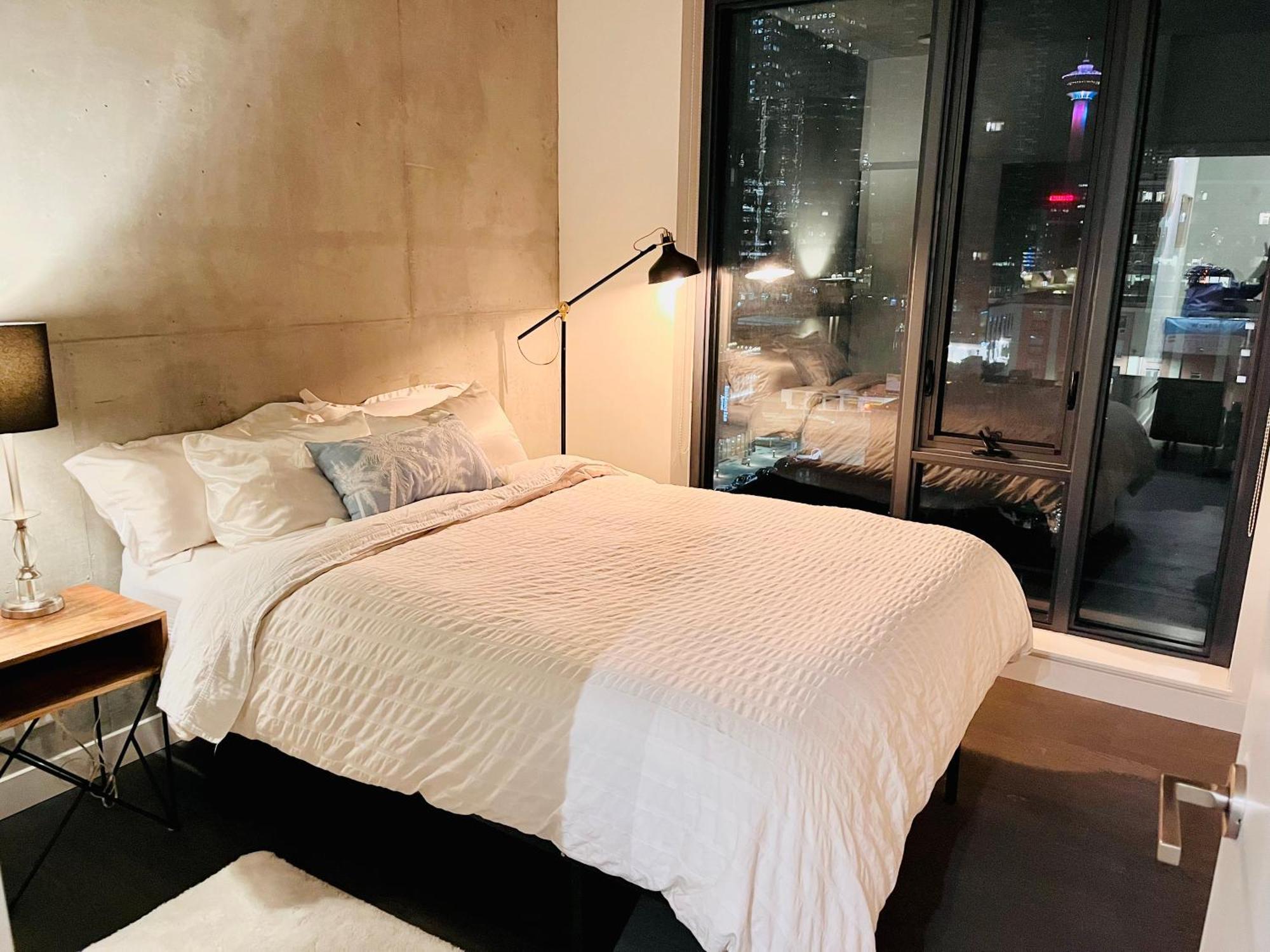 Luxury Dt, 2 Bedroom Deal, Private Balcony, Full Kitchen, Gym - Free Parking Calgary Zewnętrze zdjęcie
