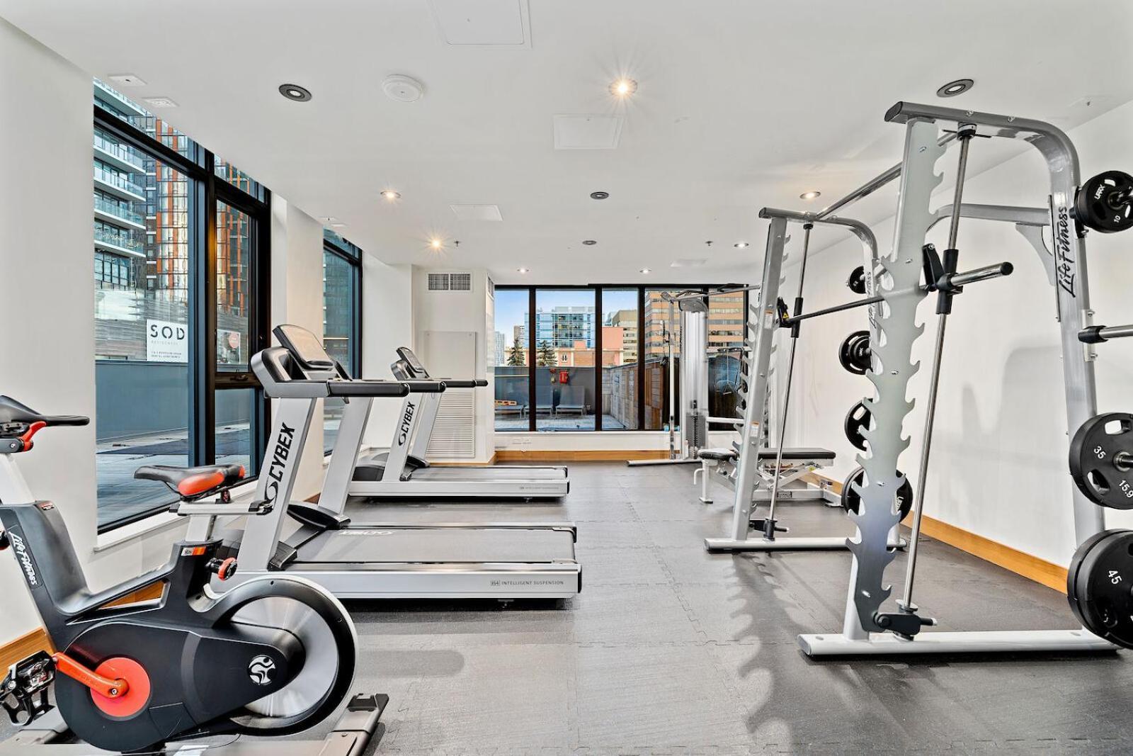 Luxury Dt, 2 Bedroom Deal, Private Balcony, Full Kitchen, Gym - Free Parking Calgary Zewnętrze zdjęcie