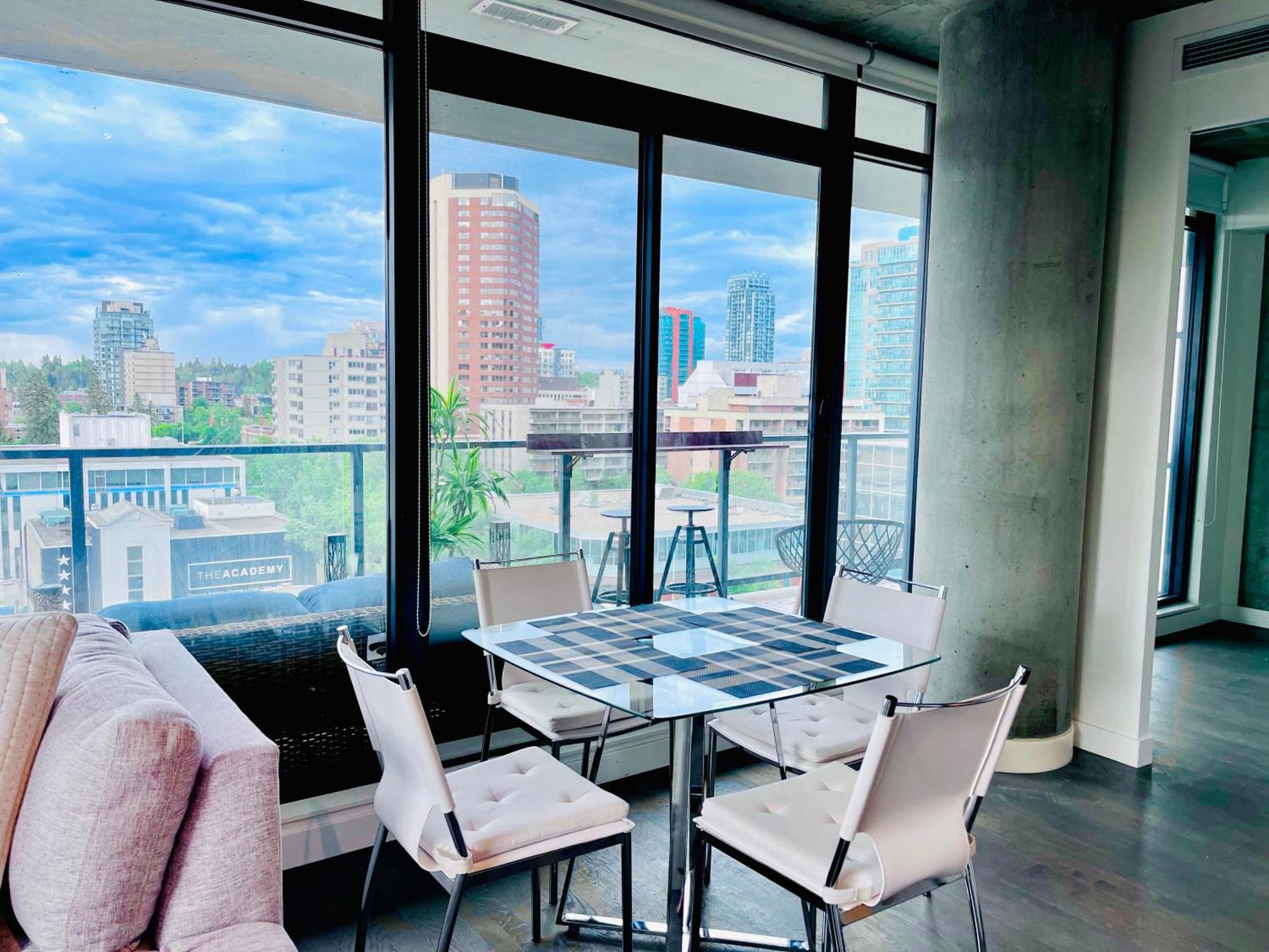 Luxury Dt, 2 Bedroom Deal, Private Balcony, Full Kitchen, Gym - Free Parking Calgary Zewnętrze zdjęcie