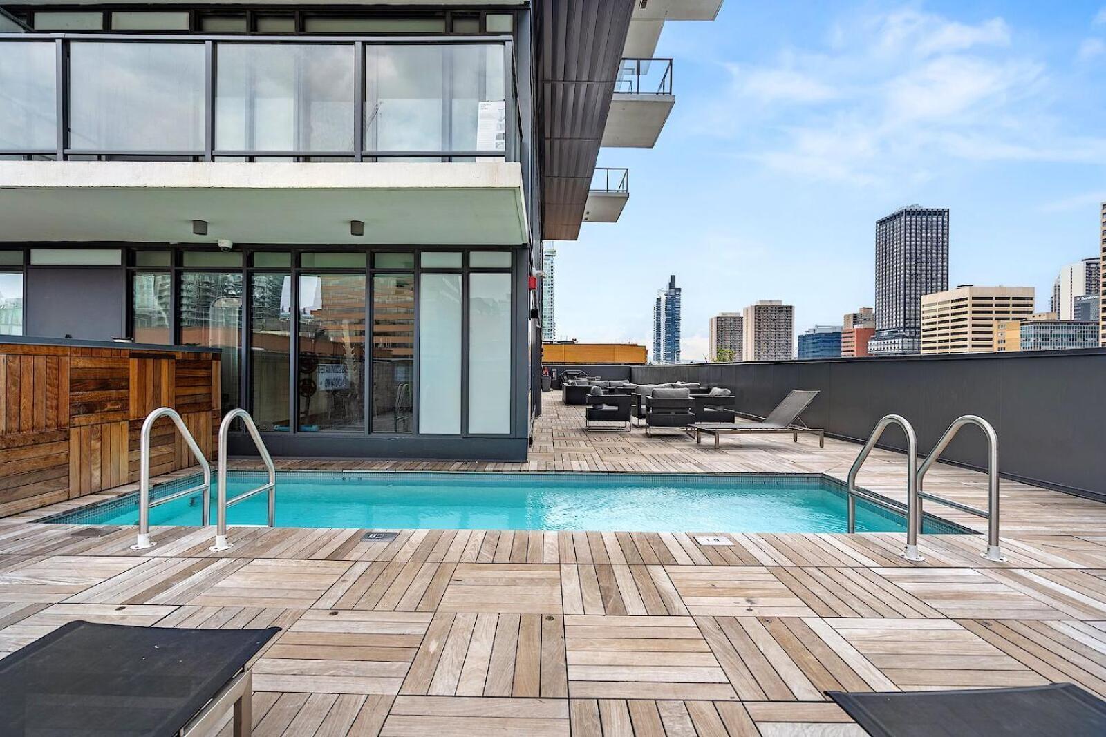 Luxury Dt, 2 Bedroom Deal, Private Balcony, Full Kitchen, Gym - Free Parking Calgary Zewnętrze zdjęcie